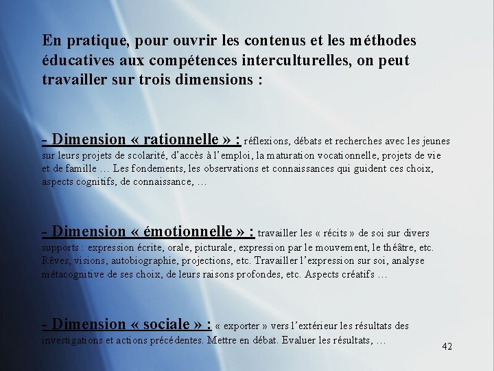 En pratique, pour ouvrir les contenus et les méthodes éducatives aux compétences interculturelles, on