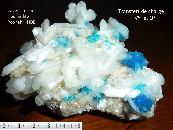 Cavensite sur Heulandite Poonah INDE Transfert de charge V 4+ et O 4 -