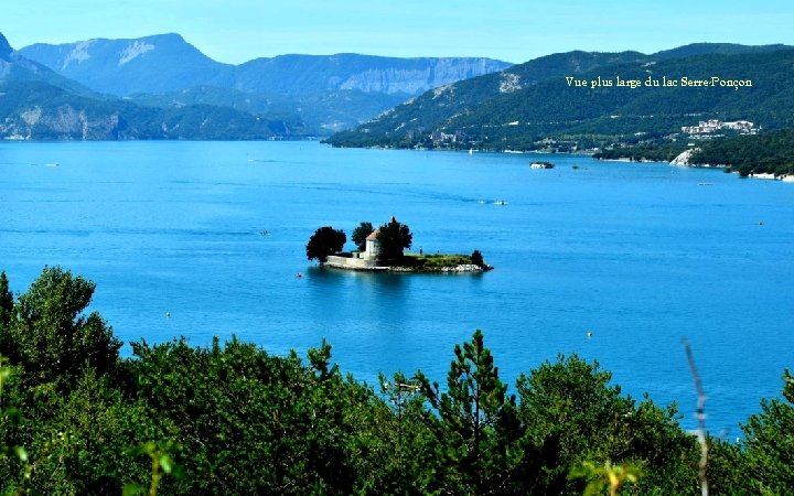 Vue plus large du lac Serre-Ponçon 