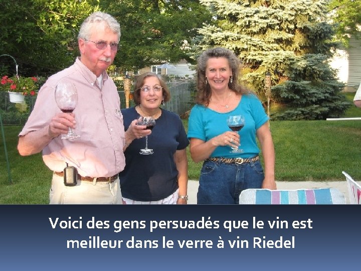 Voici des gens persuadés que le vin est meilleur dans le verre à vin