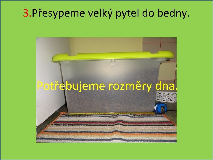 3. Přesypeme velký pytel do bedny. Potřebujeme rozměry dna. 