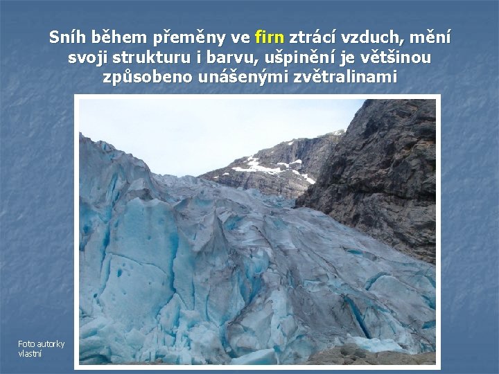 Sníh během přeměny ve firn ztrácí vzduch, mění svoji strukturu i barvu, ušpinění je Sníh během přeměny ve firn ztrácí vzduch, mění svoji strukturu i barvu, ušpinění je