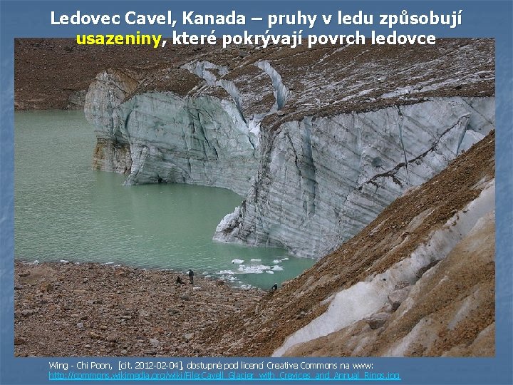 Ledovec Cavel, Kanada – pruhy v ledu způsobují usazeniny, které pokrývají povrch ledovce Wing Ledovec Cavel, Kanada – pruhy v ledu způsobují usazeniny, které pokrývají povrch ledovce Wing