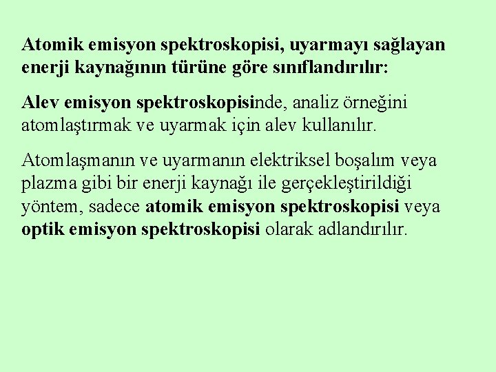 Atomik emisyon spektroskopisi, uyarmayı sağlayan enerji kaynağının türüne göre sınıflandırılır: Alev emisyon spektroskopisinde, analiz