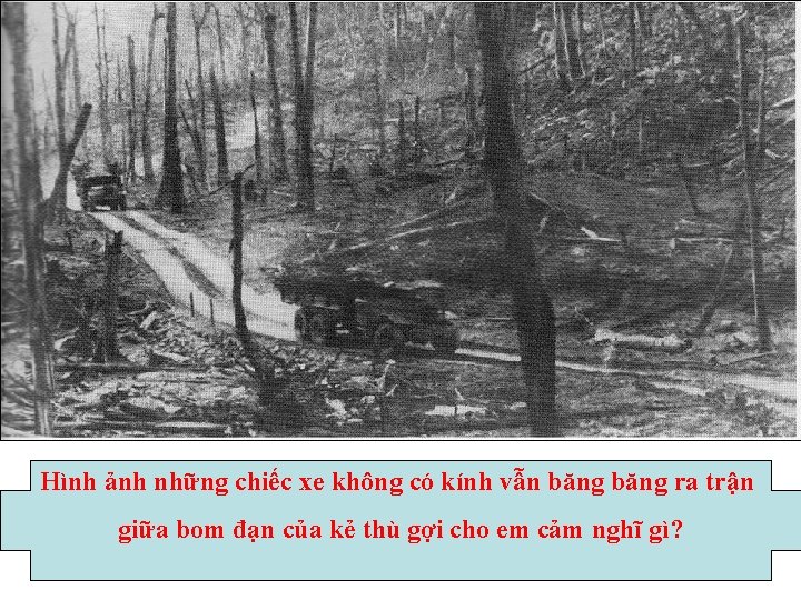 Hình ảnh những chiếc xe không có kính vẫn băng ra trận giữa bom