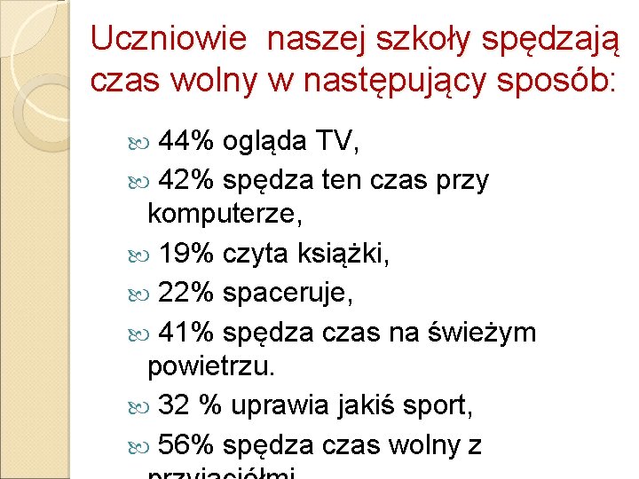 Uczniowie naszej szkoły spędzają czas wolny w następujący sposób: 44% ogląda TV, 42% spędza