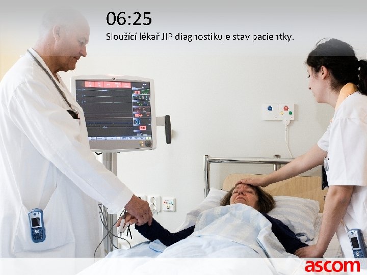 06: 25 Sloužící lékař JIP diagnostikuje stav pacientky. 