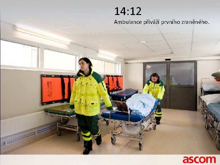 14: 12 Ambulance přiváží prvního zraněného. 