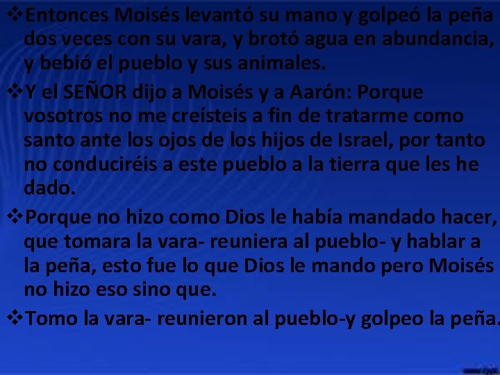 v. Entonces Moisés levantó su mano y golpeó la peña dos veces con su