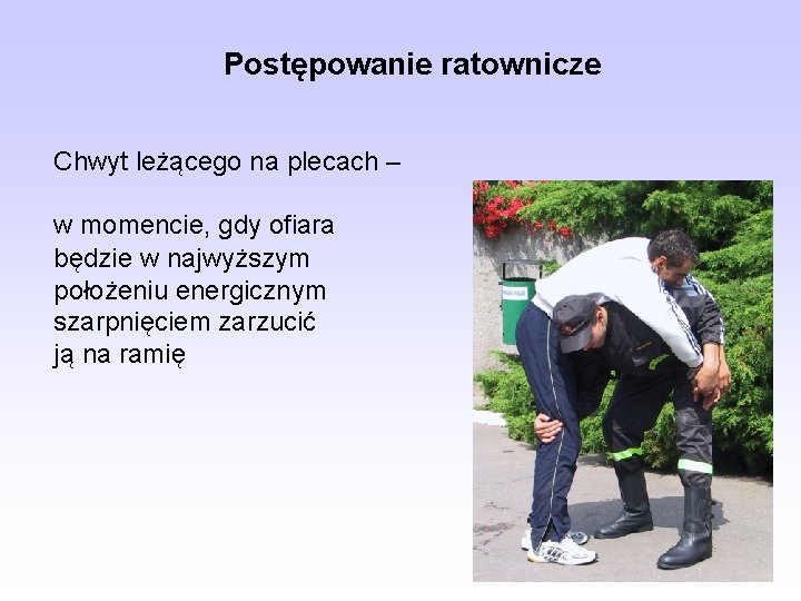 Postępowanie ratownicze Chwyt leżącego na plecach – w momencie, gdy ofiara będzie w najwyższym