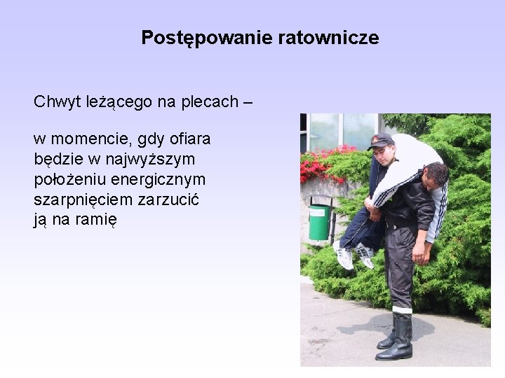 Postępowanie ratownicze Chwyt leżącego na plecach – w momencie, gdy ofiara będzie w najwyższym