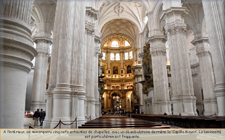 A l’intérieur, on remarquera cinq nefs entourées de chapelles, avec un déambulatoire derrière la