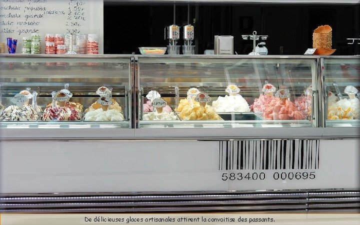 De délicieuses glaces artisanales attirent la convoitise des passants. 