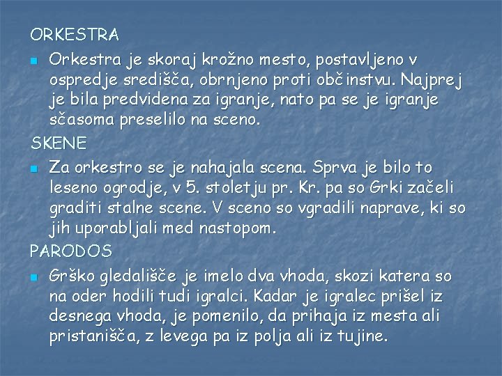 ORKESTRA n Orkestra je skoraj krožno mesto, postavljeno v ospredje središča, obrnjeno proti občinstvu.