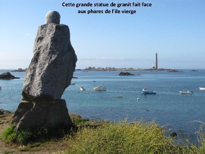 Cette grande statue de granit face aux phares de l'ile vierge 