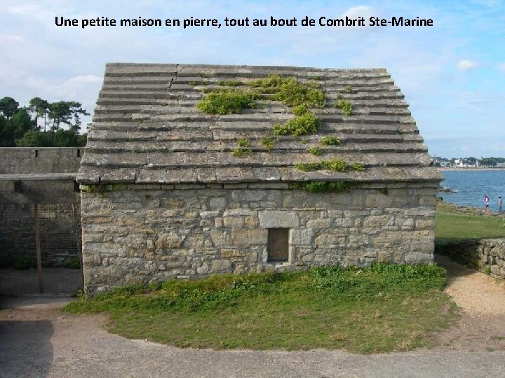 Une petite maison en pierre, tout au bout de Combrit Ste-Marine 