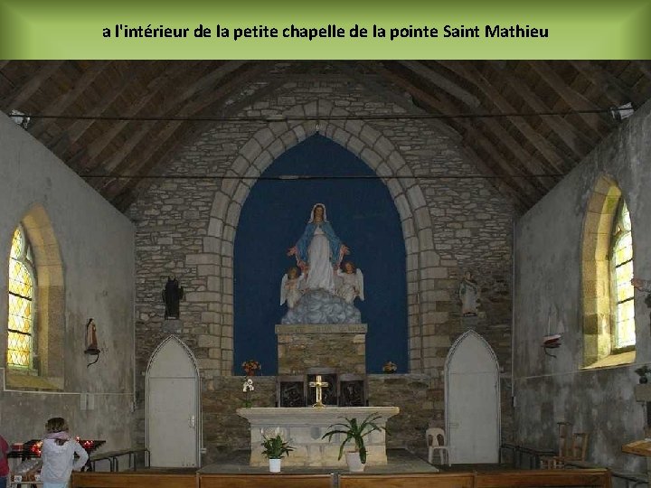 a l'intérieur de la petite chapelle de la pointe Saint Mathieu 