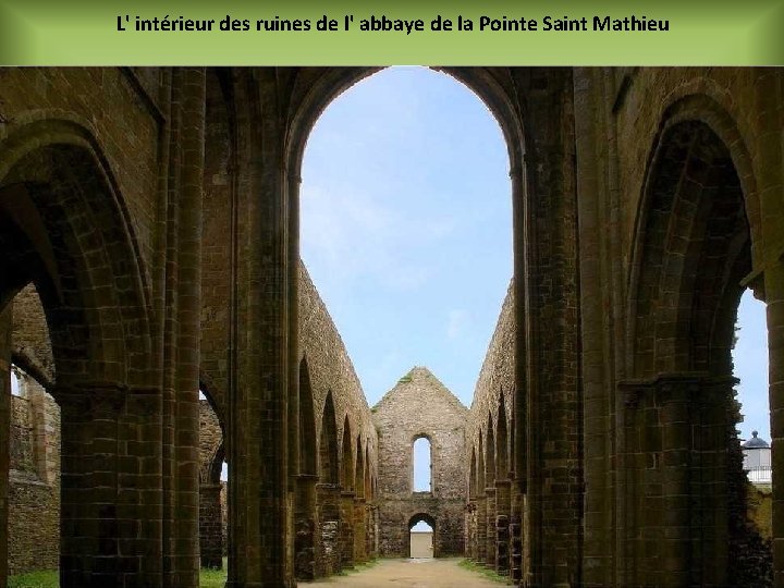 L' intérieur des ruines de l' abbaye de la Pointe Saint Mathieu 