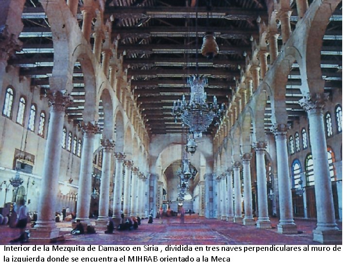 Interior de la Mezquita de Damasco en Siria , dividida en tres naves perpendiculares