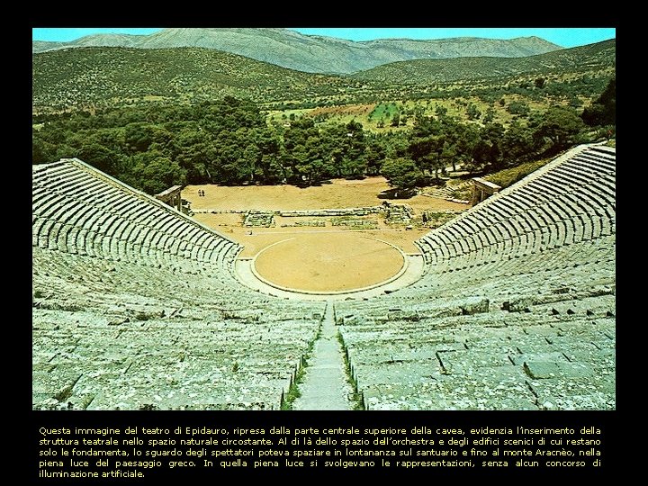 Questa immagine del teatro di Epidauro, ripresa dalla parte centrale superiore della cavea, evidenzia