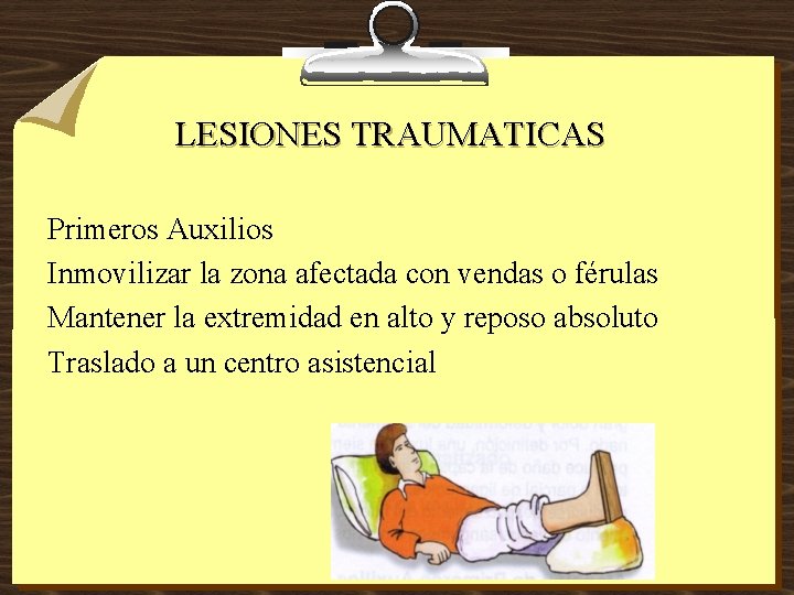 LESIONES TRAUMATICAS Primeros Auxilios Inmovilizar la zona afectada con vendas o férulas Mantener la