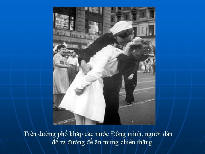 Trên đường phố khắp các nước Đồng minh, người dân đổ ra đường để