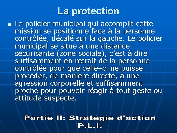 La protection n Le policier municipal qui accomplit cette mission se positionne face à