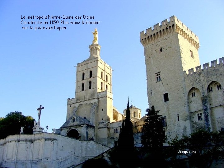 La métropole Notre-Dame des Doms Construite en 1150. Plus vieux bâtiment sur la place