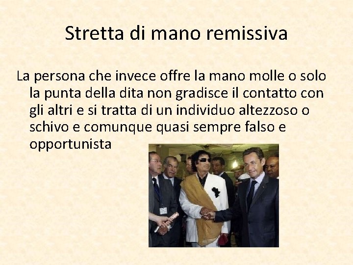 Stretta di mano remissiva La persona che invece offre la mano molle o solo