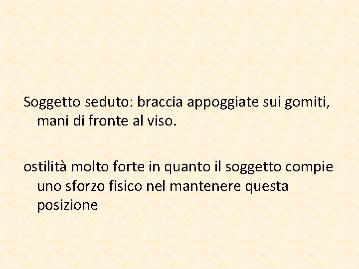 Soggetto seduto: braccia appoggiate sui gomiti, mani di fronte al viso. ostilità molto forte