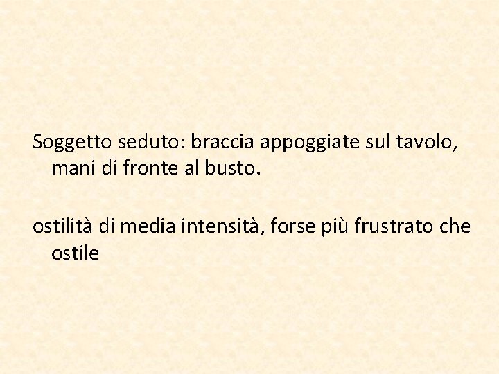 Soggetto seduto: braccia appoggiate sul tavolo, mani di fronte al busto. ostilità di media