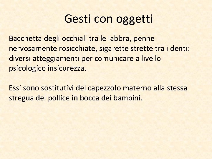 Gesti con oggetti Bacchetta degli occhiali tra le labbra, penne nervosamente rosicchiate, sigarette strette