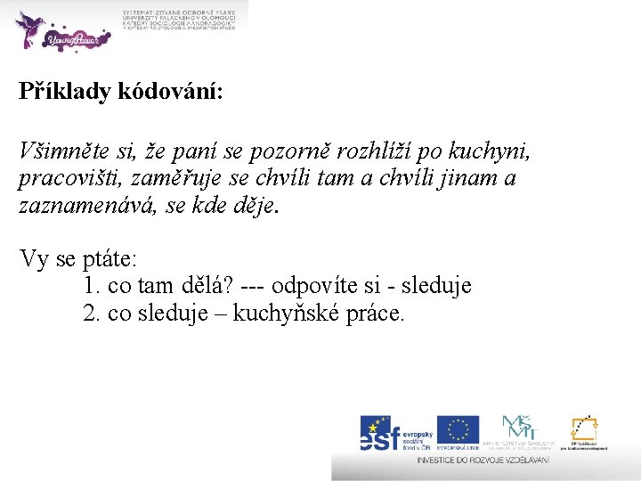 Příklady kódování: Všimněte si, že paní se pozorně rozhlíží po kuchyni, pracovišti, zaměřuje se