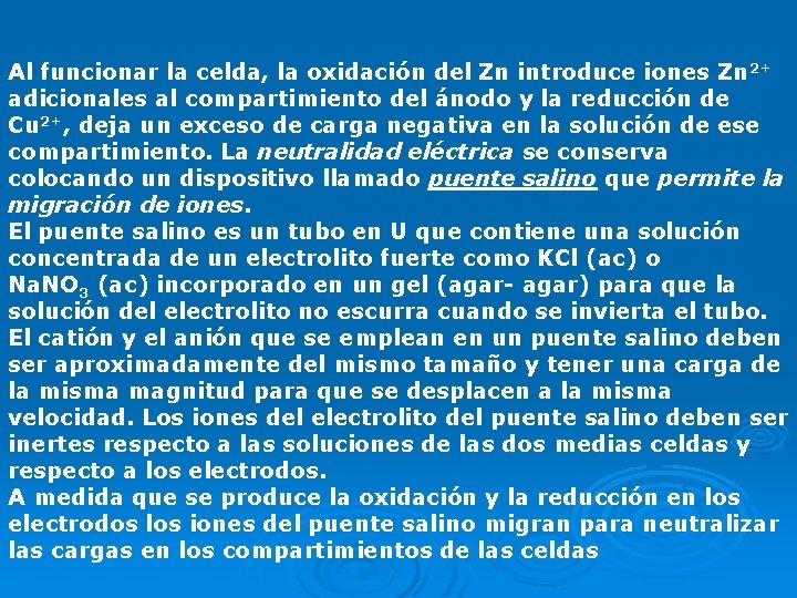 Al funcionar la celda, la oxidación del Zn introduce iones Zn 2+ adicionales al