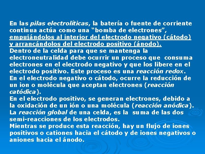 En las pilas electrolíticas, la batería o fuente de corriente continua actúa como una