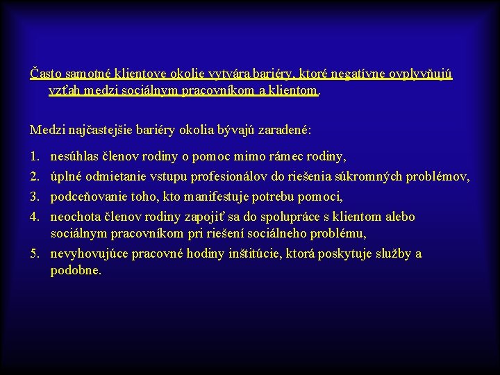 Často samotné klientove okolie vytvára bariéry, ktoré negatívne ovplyvňujú vzťah medzi sociálnym pracovníkom a