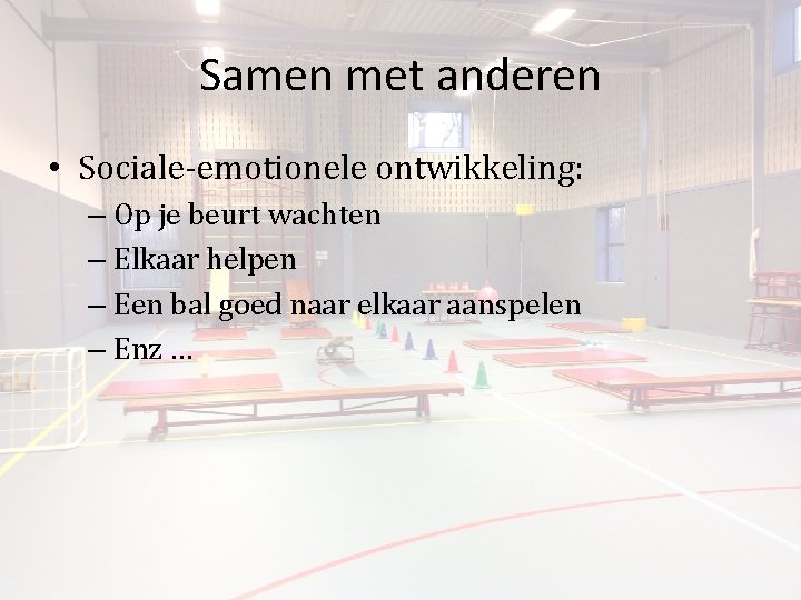 Samen met anderen • Sociale-emotionele ontwikkeling: – Op je beurt wachten – Elkaar helpen