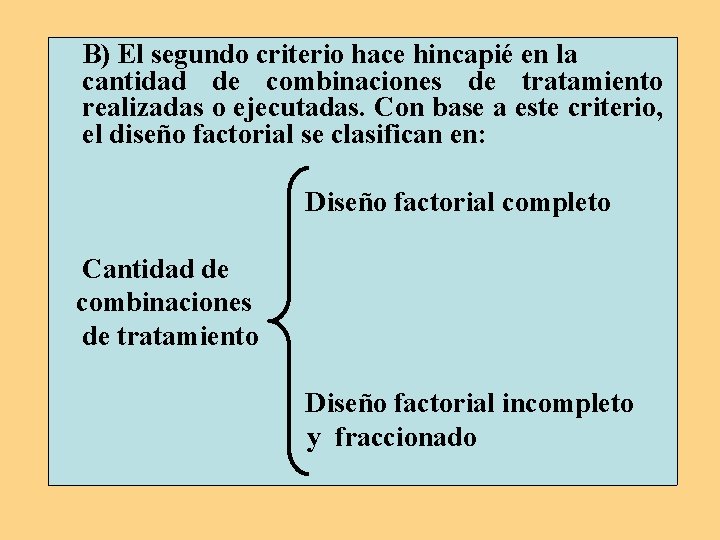 B) El segundo criterio hace hincapié en la cantidad de combinaciones de tratamiento realizadas