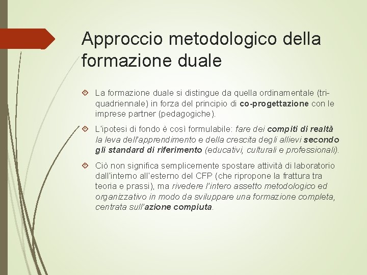 Approccio metodologico della formazione duale La formazione duale si distingue da quella ordinamentale (triquadriennale)