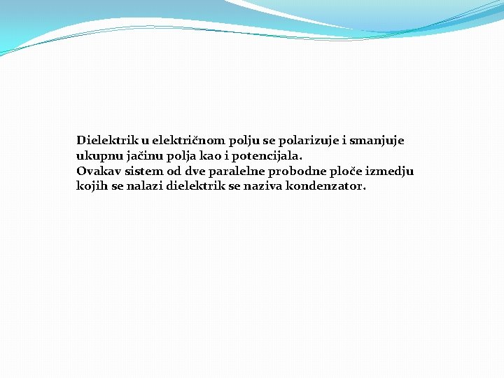 Dielektrik u električnom polju se polarizuje i smanjuje ukupnu jačinu polja kao i potencijala.