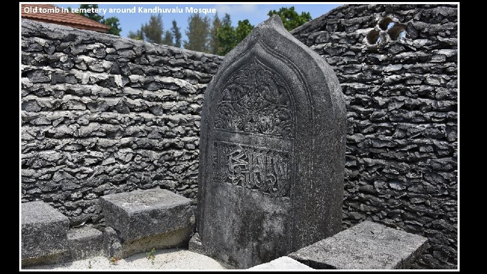 Old tomb in cemetery around Kandhuvalu Mosque 
