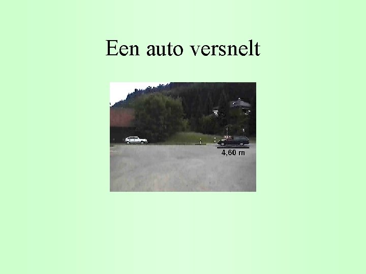 Een auto versnelt 