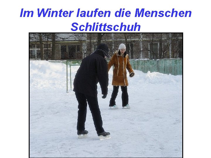 Im Winter laufen die Menschen Schlittschuh 