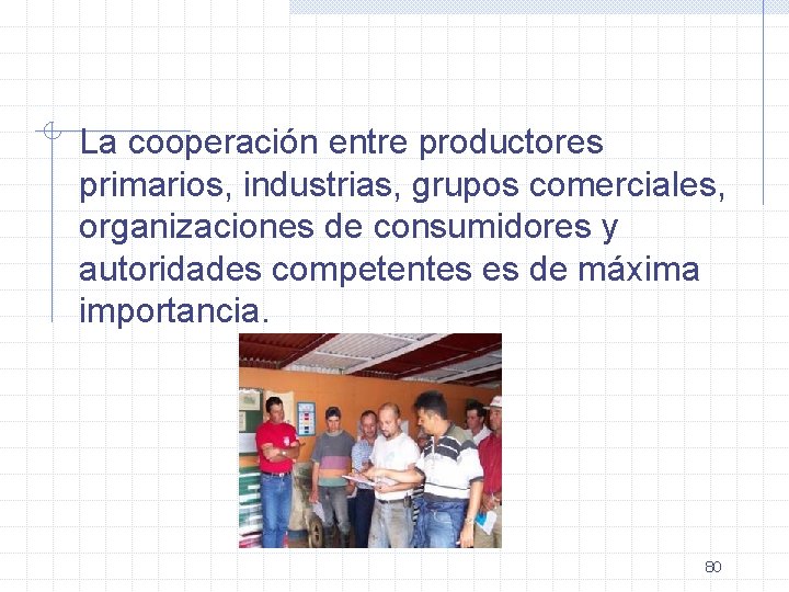 La cooperación entre productores primarios, industrias, grupos comerciales, organizaciones de consumidores y autoridades competentes