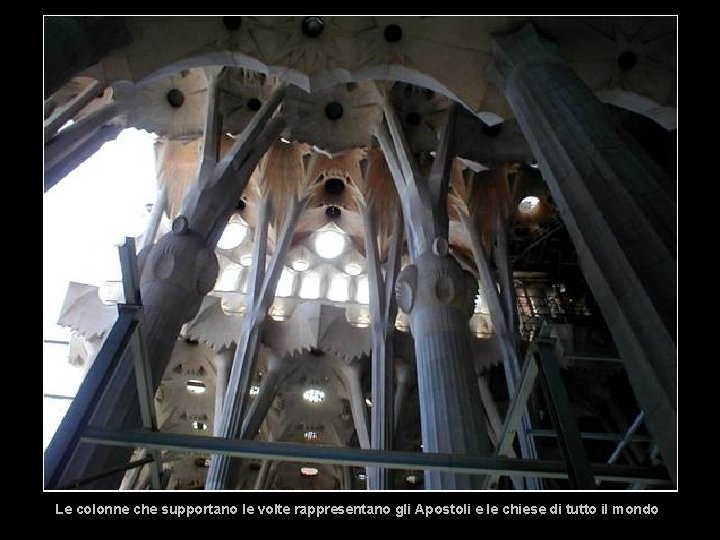 Le colonne che supportano le volte rappresentano gli Apostoli e le chiese di tutto