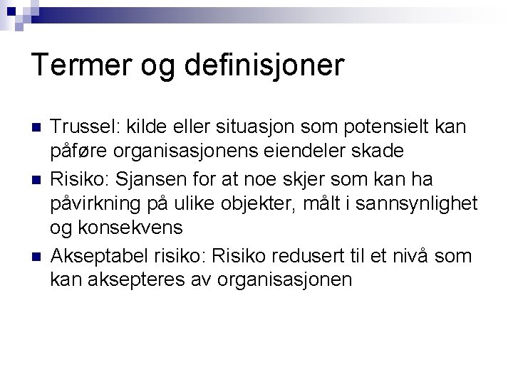 Termer og definisjoner n n n Trussel: kilde eller situasjon som potensielt kan påføre