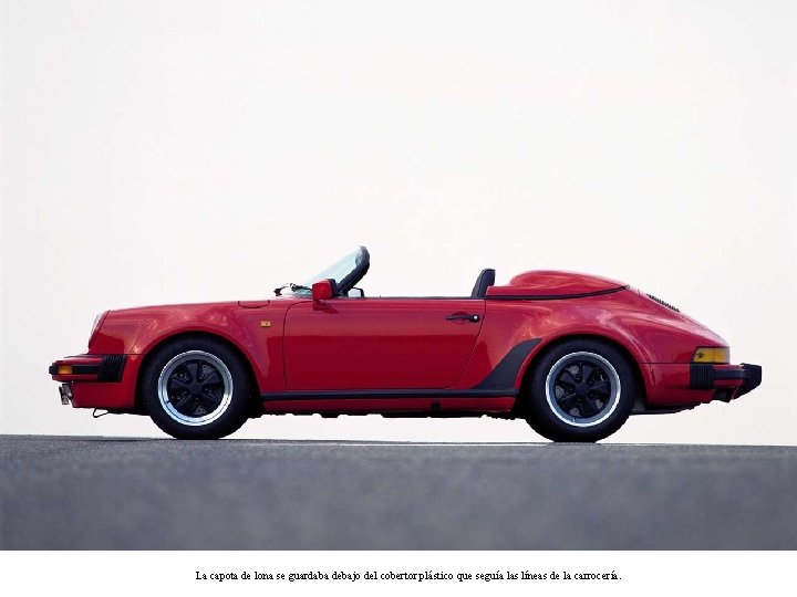 La capota de lona se guardaba debajo del cobertor plástico que seguía las líneas