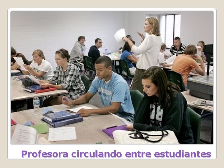 Profesora circulando entre estudiantes 