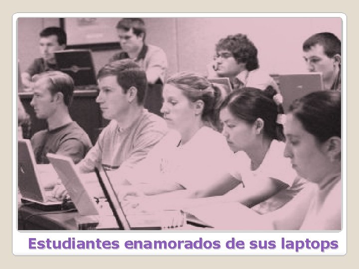 Estudiantes enamorados de sus laptops 