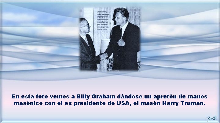 En esta foto vemos a Billy Graham dándose un apretón de manos masónico con